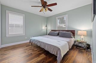 Seaside Escape w Pool 5 Min Walk to Beach - Jacksonville Beach - 4