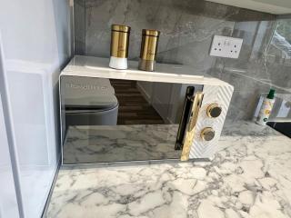 2 Bed Preston City Centre Flat - Sleeps 4 with parking - 4