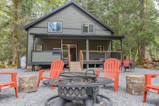 Luxe Chalet at Rainier Entrance with Hot Tub-AC-WiFi - 9