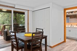 Luxe Chalet at Rainier Entrance with Hot Tub-AC-WiFi - Ashford - 5