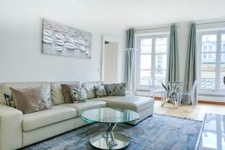 Appartement type F2 rénové- Quartier Elysée - Paris - 0