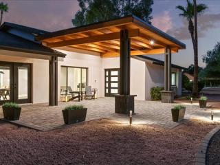 Pickle & Putt Retreat Pool Pickleball Putt Grn - Phoenix - 0