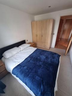 Modern apartment by Leeds dock - 7