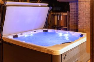 3 bed home with Luxury Hot Tub, Deck, Wifi and Arcade Games - Houston - 5