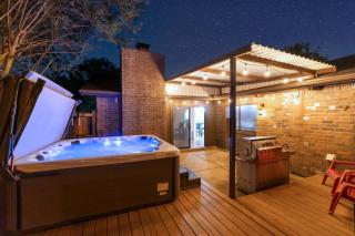 3 bed home with Luxury Hot Tub, Deck, Wifi and Arcade Games - Houston - 9