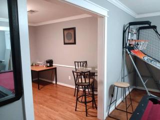 Cozy Escape WGameRoom HSWifi Aprox10Min to NRG - Houston - 9