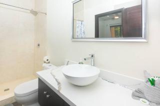 Island escape 1 Bdrm concierge service in west end 1 - 8