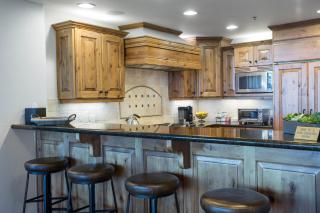 Grand Lodge - 3-Bedroom Deluxe #408 - Ski-in out condo - 8