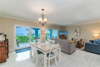 Top Floor Condo, Steps Away From J.W. Marriott and Beach Access - 3