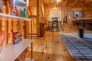 5BR Log Cabin, Game Room, Hot Tub, Swimming pool - Gatlinburg - 2