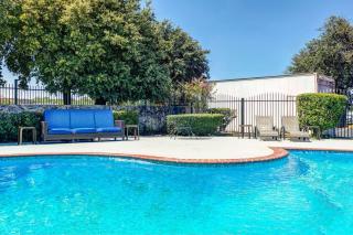 Days Inn by Wyndham South Fort Worth - 1