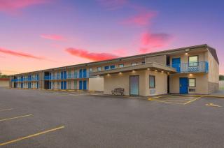 Super 8 by Wyndham Paducah I-24 Exit 4 - 7