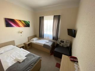 Gratis parking, gratis breakfast, gratis city bus, only 16 minutes city center - Budapest - 0