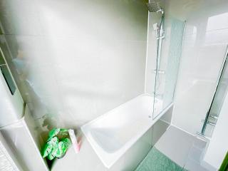 2-Bedroom Flat by Staylio London in Shepherds Bush near Westfield London & Notting Hill - 3