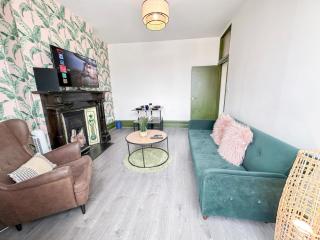 2-Bedroom Flat by NourNest Apartments in Shepherds Bush near Westfield London & Notting Hill - 1