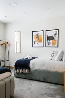Vibrant Urban Escape, Family Friendly - Sleeps 8! - 8
