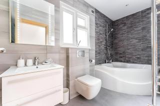 Vibrant Urban Escape, Family Friendly - Sleeps 8! - 2