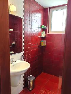 Hristy's 2 Bedroom Spacious Apartment plus GARAGE!!! - 5