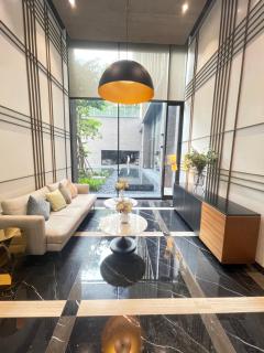 1BR- Prime Zone-BTS 7min -Skyline Views & Gym - 9