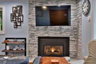 Fun In Fun Out Ski Home - Main Floor, Renovated 3BR-2BA, Hot Tub, Close to Resort - 3