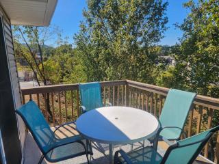 Charming 2-Bedroom Condo with Loft - Scenic Views - Stairs Required - FREE TICKETS INCLUDED - FC40-9 - Branson - 2