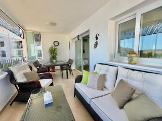 Stunning sunlight apartment with a pool view - 6
