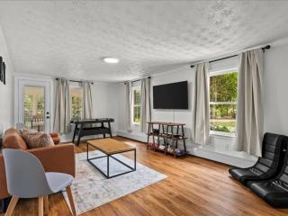 Greenville Central Retreat With Pool & Sleeps 11 - 2