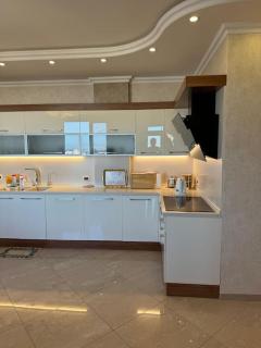 Chic Downtown Suite - Bakoe - 5