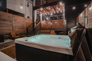 Luxurious 4bd home sleeps 12 minutes to downtown with parking - Nashville - 0