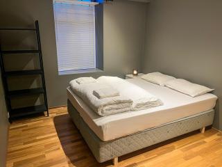 Two-Bedroom City Apartment with Fire Place, Free Parking and Fjordview Terrace - Calm and Central - Ålesund - 6