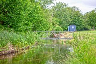 Luxury hut on the River Arle - New Alresford - 9