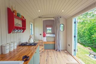 Luxury hut on the River Arle - 8