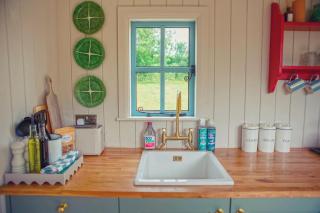 Luxury hut on the River Arle - 1