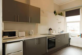 1BR Seaside Bliss Wales Escape with Sea View - 7