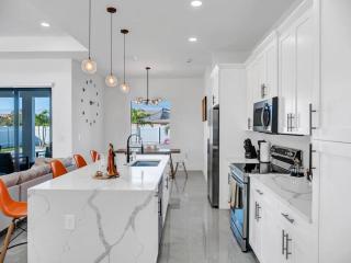 Tropicana Villa New and Luxurious Home Heated Pool - Cape Coral - 2
