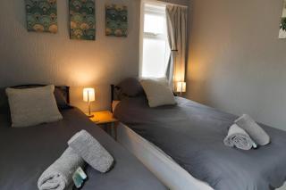 Seaside Solace 2BR with Scenic Coastline Views - Llandudno - 7