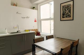 Seaside Solace 2BR with Scenic Coastline Views - Llandudno - 6