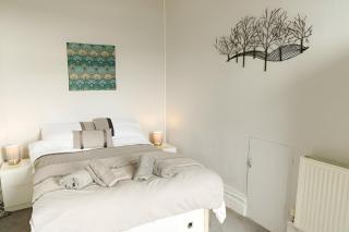 Seaside Solace 2BR with Scenic Coastline Views - Llandudno - 8