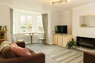 Seaside Charm 1BR Coastal Retreat in Wales - 2