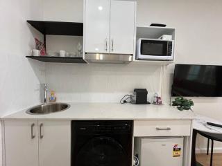 Convenient Spacious Studio with Free Parking - Sydney - 5