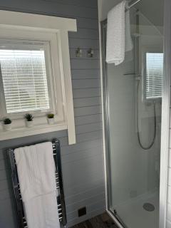 Windmill Glamping Pod with hot tub - The Snug - 7