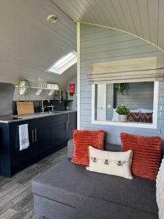 Windmill Glamping Pod with hot tub - The Snug - Swavesey - 4