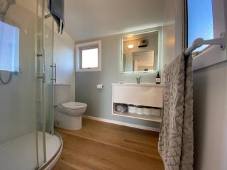 Charming 2-Bedroom Guest House with Tennis Court and Beach Nearby - 3