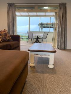 Charming 2-Bedroom Guest House with Tennis Court and Beach Nearby - 9