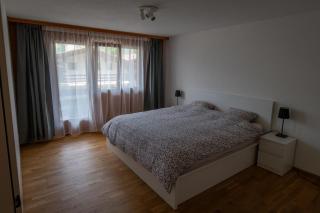 Spacious flat with excellent location & parking - 3