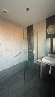 Free bus to city center, Free breakfast - 1