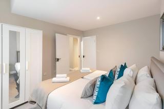 Earthy Elegance Stylish 4BR for Urban Escapes - London - 8