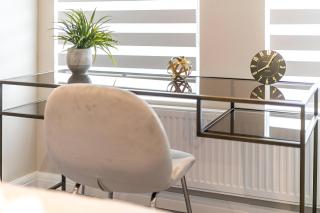 Earthy Elegance Stylish 4BR for Urban Escapes - London - 6