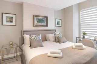 Earthy Elegance Stylish 4BR for Urban Escapes - London - 5