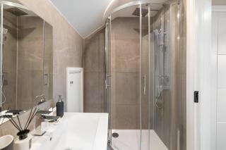 Earthy Elegance Stylish 4BR for Urban Escapes - London - 1